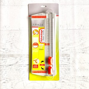 Tonic Studios Vorteil 12"V-Klingen-Trimmer, ausziehbares Lineal, inkl. 2 Klingen, Gitternetzmarkierungen in 0,25"-Schritten, Papierschneiden, Papierbasteln