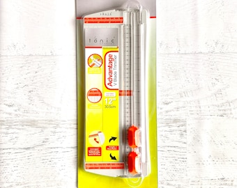 Recortadora de cuchillas en V Tonic Studios Advantage de 12", regla extensible, incluye 2 cuchillas, marcas de cuadrícula de 0,25", corte de papel, manualidades con papel