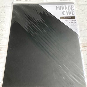 Puede incluir: Un paquete de cartulina espejo de terciopelo negro. El paquete est&aacute; etiquetado como "Mirror Card" y "Black Velvet". Incluye 5 hojas de cartulina de 21,6 x 27,9 cm, sin &aacute;cido ni lignina.