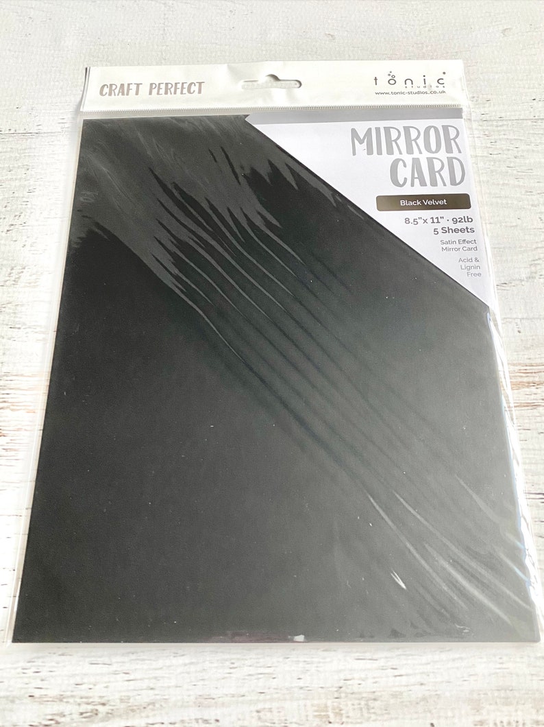 Puede incluir: Un paquete de cartulina espejo de terciopelo negro. El paquete est&aacute; etiquetado como "Mirror Card" y "Black Velvet". Incluye 5 hojas de cartulina de 21,6 x 27,9 cm, sin &aacute;cido ni lignina.