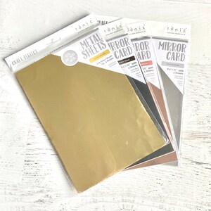 Puede incluir: Un paquete de cinco hojas de papel met&aacute;lico para manualidades. El paquete incluye hojas doradas, negras, cobrizas y plateadas. Las hojas miden 21,6 cm por 27,9 cm y tienen un grosor de 2,35 thou/20 &mu;m.