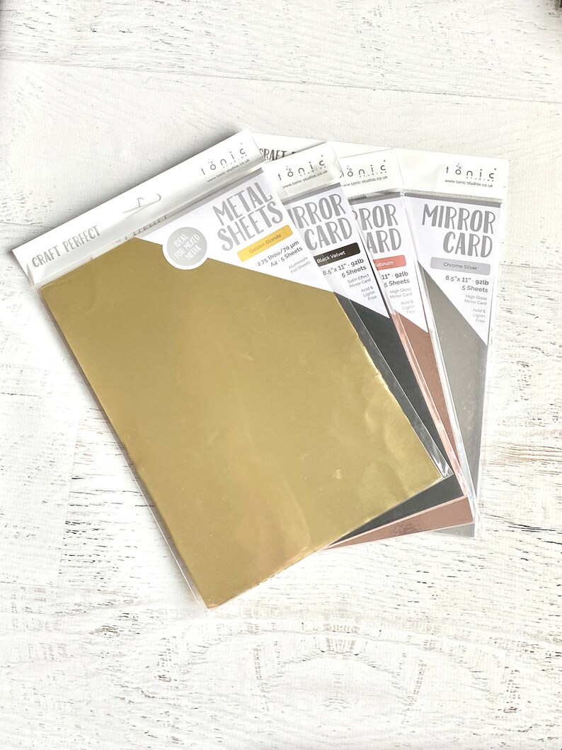 Puede incluir: Un paquete de cinco hojas de papel met&aacute;lico para manualidades. El paquete incluye hojas doradas, negras, cobrizas y plateadas. Las hojas miden 21,6 cm por 27,9 cm y tienen un grosor de 2,35 thou/20 &mu;m.