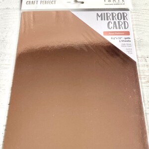 Puede incluir: Un paquete de cartulina espejo de color oro rosa. El paquete est&aacute; etiquetado con "CRAFT PERFECT" y "MIRROR CARD" con el color "Rose Platinum". La cartulina mide 8,5 pulgadas por 11 pulgadas, 92 lb y es libre de &aacute;cido y lignina.