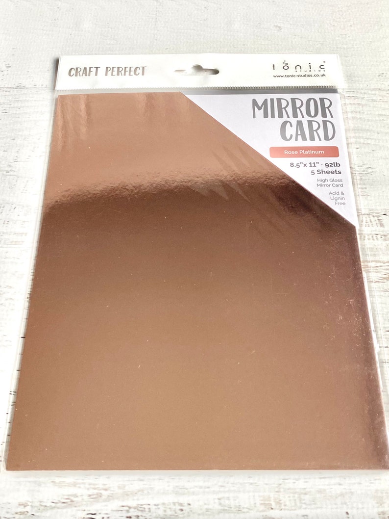 Puede incluir: Un paquete de cartulina espejo de color oro rosa. El paquete est&aacute; etiquetado con "CRAFT PERFECT" y "MIRROR CARD" con el color "Rose Platinum". La cartulina mide 8,5 pulgadas por 11 pulgadas, 92 lb y es libre de &aacute;cido y lignina.