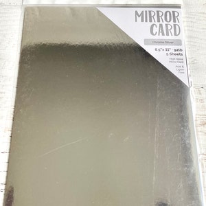 Puede incluir: Un paquete de 5 hojas de cartulina espejo plateada cromo de 21,6 x 27,9 cm, 92 lb. La cartulina es libre de &aacute;cido y lignina y tiene un acabado de alto brillo.