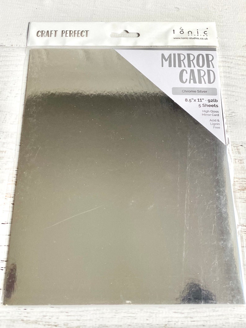 Puede incluir: Un paquete de 5 hojas de cartulina espejo plateada cromo de 21,6 x 27,9 cm, 92 lb. La cartulina es libre de &aacute;cido y lignina y tiene un acabado de alto brillo.