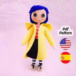 Puede incluir: Una muñeca de ganchillo hecha a mano con cabello azul, ojos de botón y un abrigo amarillo. La muñeca lleva una camisa a rayas, una falda negra y calcetines a rayas blancos y negros. La muñeca lleva zapatos beige con cordones negros. La imagen incluye el texto "Pdf Pattern".