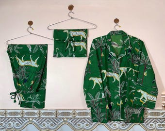 Pigiama da donna in cotone con stampa giungla verde.