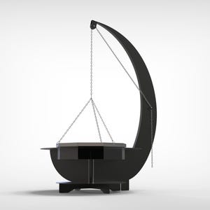 Puede incluir: Una parrilla de cocina exterior de metal negro con un dise&ntilde;o &uacute;nico en forma de media luna. La parrilla presenta una superficie de cocci&oacute;n circular suspendida por cadenas del marco curvo. La base tiene una forma rectangular robusta.