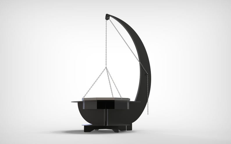 Puede incluir: Una parrilla de cocina exterior de metal negro con un dise&ntilde;o &uacute;nico en forma de media luna. La parrilla presenta una superficie de cocci&oacute;n circular suspendida por cadenas del marco curvo. La base tiene una forma rectangular robusta.