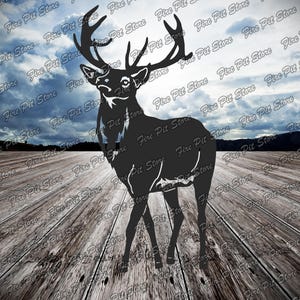 Puede incluir: Silueta negra de un ciervo con grandes cuernos, sobre un fondo de cielo nublado y una cubierta de madera. El ciervo es el foco central, con detalles. El tema general es la naturaleza y la vida silvestre.