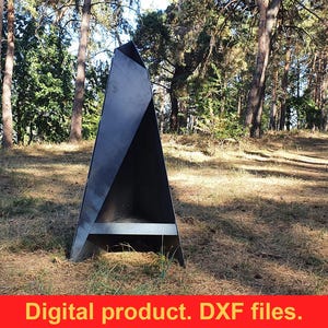 Puede incluir: Una gran escultura geométrica de metal en un entorno forestal. La escultura es de color gris oscuro y triangular, con un interior hueco. El texto "Digital product. DXF files." está en la parte inferior.
