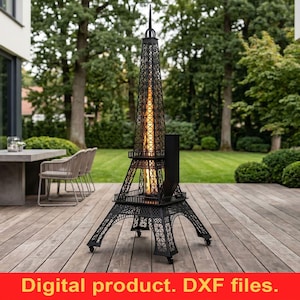 Op de afbeelding: Een zwarte metalen buitenhaard in de vorm van de Eiffeltoren met een warm, gloeiend interieur. De structuur staat op wielen en staat op een houten terras. De tekst "Digital product. DXF files." staat onderaan.