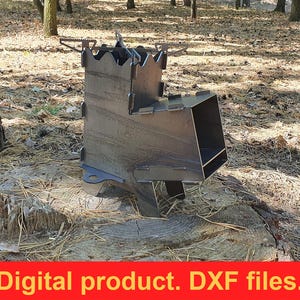 Puede incluir: Un hogar exterior de metal oscuro con un diseño de castillo, con un cuerpo rectangular y una chimenea. El hogar está colocado sobre un tocón de árbol en una zona boscosa. El texto "Digital product. DXF files." se muestra en la parte inferior.