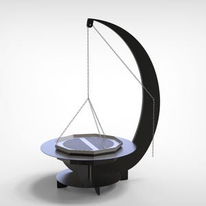 Puede incluir: Soporte decorativo de metal negro con base circular y soporte curvo en forma de media luna. Una bandeja hexagonal est&aacute; suspendida de la parte superior por cadenas. El soporte est&aacute; dise&ntilde;ado para exhibici&oacute;n o decoraci&oacute;n.