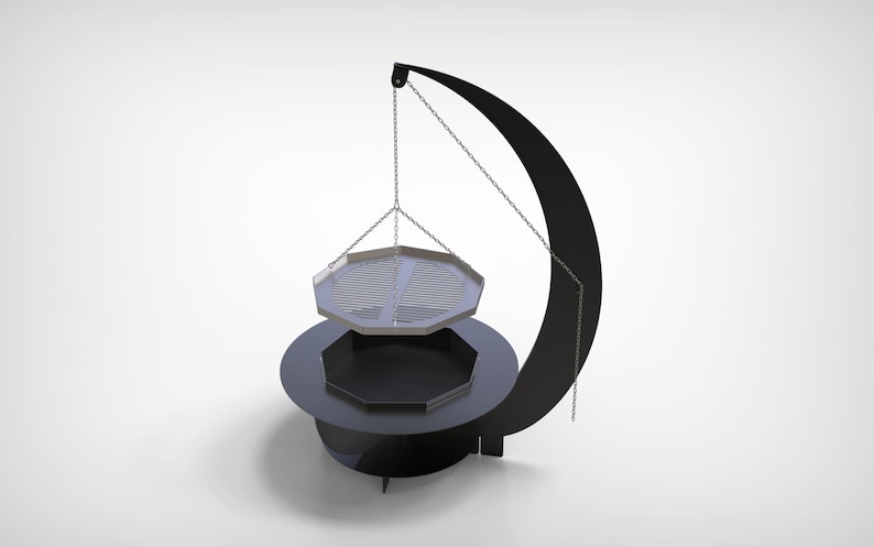 Puede incluir: Una parrilla de exterior de metal negro con un dise&ntilde;o &uacute;nico. Cuenta con una rejilla colgante suspendida por cadenas de un soporte curvo. La parrilla tiene una base redonda con una secci&oacute;n inferior octogonal.
