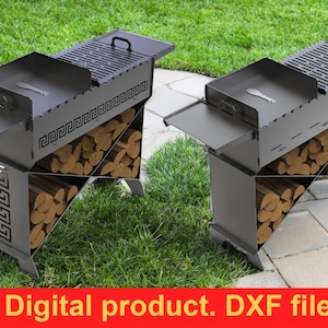 Peut inclure: Deux barbecues d'extérieur en métal gris foncé avec une étagère latérale et un dessus de grill. Les barbecues ont un espace de stockage pour le bois de chauffage. Les barbecues sont sur un patio en pierre avec de l'herbe verte.
