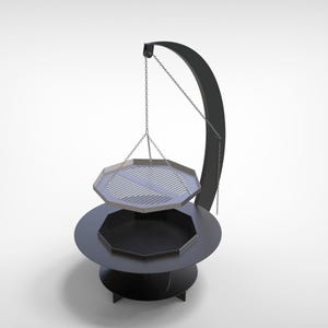 Puede incluir: Un brasero moderno para exteriores con una estructura de soporte negra y curvada. Cuenta con una base redonda con una bandeja inferior y una parrilla suspendida, todo en un acabado met&aacute;lico gris oscuro. La parrilla est&aacute; suspendida por cadenas.