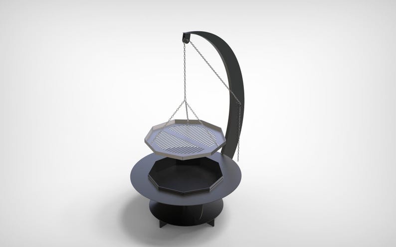 Puede incluir: Un brasero moderno para exteriores con una estructura de soporte negra y curvada. Cuenta con una base redonda con una bandeja inferior y una parrilla suspendida, todo en un acabado met&aacute;lico gris oscuro. La parrilla est&aacute; suspendida por cadenas.