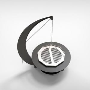 Puede incluir: Una escultura abstracta moderna en tonos grises. El dise&ntilde;o presenta un elemento curvo en forma de media luna conectado a una base circular con una pieza central geom&eacute;trica octogonal. Una cadena suspende la pieza central.
