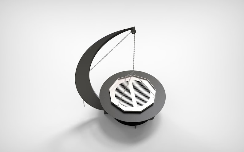 Puede incluir: Una escultura abstracta moderna en tonos grises. El dise&ntilde;o presenta un elemento curvo en forma de media luna conectado a una base circular con una pieza central geom&eacute;trica octogonal. Una cadena suspende la pieza central.