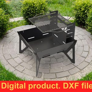 Puede incluir: Una parrilla de barbacoa de metal negro con un hogar rectangular y una rejilla abatible. La parrilla está colocada sobre un patio de piedra rodeado de hierba verde y arbustos. Se muestra el texto "Digital product. DXF files."