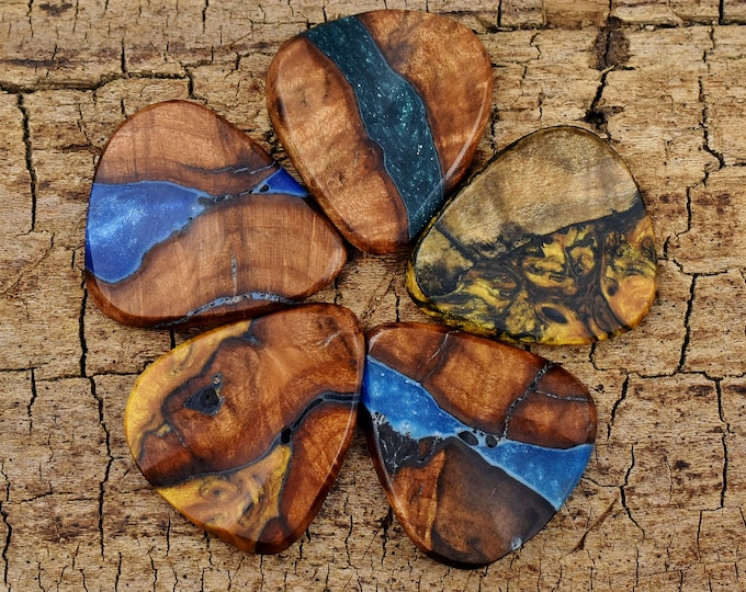 Handmade Resin Wood Guitar Pick: Silver Maple Burl