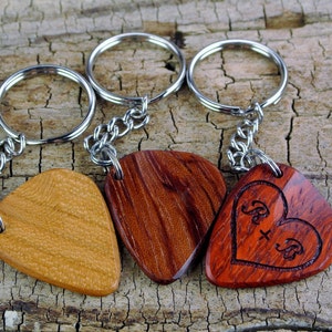 Wood Guitar Pick Keychain Handmade Custom Engraved Wooden Guitar Pick Keychain Wood Guitar Pick 1 Custom Wood Guitar Pick Keychain immagine 1