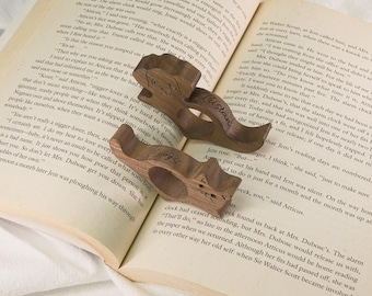 Personalized Wooden Thumb Book Page Holder, Custom Name Bookmark, Engraved Thumb Ring Handmade Reading Accessory, Valentine's Day gifts