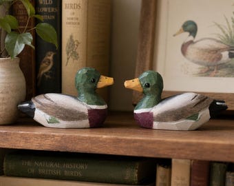 Figura de madera de pato de la suerte / Mascota de escritorio personalizada de ánade real / Linda escultura de pájaro de madera / Regalo de aniversario para parejas / Decoración rústica de pato