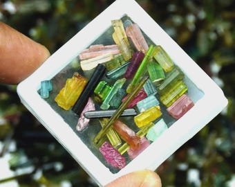 100 kt+ natuurlijk veelkleurig toermalijnpotlood, ruwe losse edelsteen LOT gecertificeerd