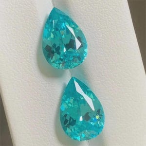 Par de gemas de turmalina paraíba natural certificada de color azul verdoso neón, talla pera, de 20,50 ct+