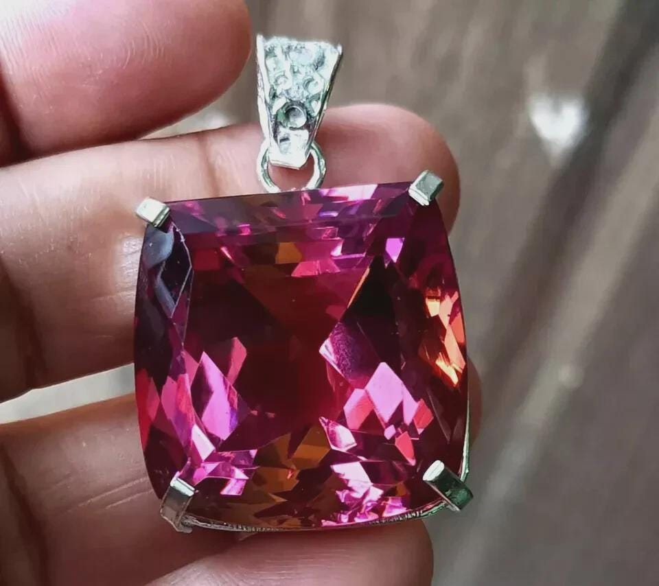 Ciondolo In Zultanite Naturale 11.2 Ct Con Catena Argento 925 – Multicolore, Certificato, Fatto A Mano