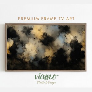 Pode incluir: Impressão de arte emoldurada abstrata com um design em aquarela. A obra de arte apresenta uma mistura de tons pretos, amarelos e azuis, criando um efeito nebuloso ou esfumaçado. A moldura é de cor castanho claro. O texto na parte superior diz "PREMIUM FRAME TV ART".
