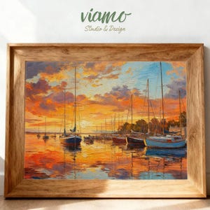 Pode incluir: Pintura emoldurada de veleiros na água ao pôr do sol. O céu é preenchido com tons de laranja, amarelo e azul, refletindo-se na água. A moldura de madeira adiciona um toque rústico à obra de arte.