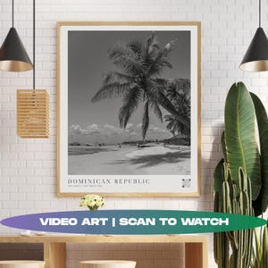 Puede incluir: Impresión en blanco y negro enmarcada de una escena de playa tropical con palmeras y el texto "DOMINICAN REPUBLIC". El marco es de color madera clara. También se ve el texto "VIDEO ART | SCAN TO WATCH".