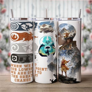 Puede incluir: Tres vasos cilíndricos con pajitas de metal que presentan gráficos de Avatar: The Last Airbender. Los diseños incluyen símbolos elementales, Appa, Aang y la cita: When we hit our lowest point we are open to the greatest change. Fondo blanco.