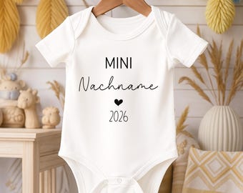 Babybody Mini Nachname 1 / Babygeschenk / Schwangerschaft verkünden / Schwangerschaftsverkündung / Geburtsgeschenk / Baby verkünden Oma Opa