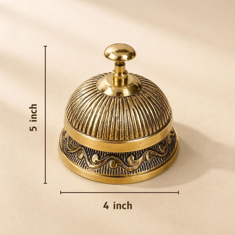 Peut inclure: Une sonnette de bureau en laiton poli avec un d&ocirc;me arrondi et nervur&eacute;, orn&eacute;e d'un motif de vagues sur la base. La sonnette poss&egrave;de un bouton-poussoir central et mesure 12,7 cm de hauteur et 10,16 cm de largeur, selon les indications.