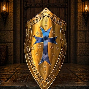 Op de afbeelding: Een goudkleurig schild met een blauw kruis in het midden. Het schild heeft een decoratieve rand en is bezet met klinknagels. De achtergrond toont een houten deur en stenen muren, met lantaarns aan weerszijden.
