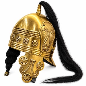 Op de afbeelding: Een gepolijste goudkleurige metalen helm met reliëf cirkelvormige patronen en decoratieve zijplaten. De helm is versierd met een lange, vloeiende zwarte paardenharen kam aan de bovenkant en een gevlochten zwarte paardenharen staart aan de achterkant.