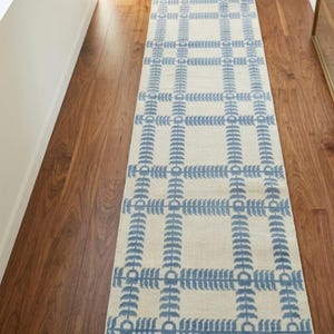 Handgeknoopt wollen loper - blauw en wit geometrisch patroon gangloper - aangepast formaat