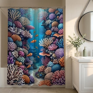 Puede incluir: Una cortina de ducha que presenta una vibrante escena de arrecife de coral submarino con varias formaciones de coral coloridas en tonos rosa, naranja, azul y morado, intercaladas con varios peces payaso naranjas y blancos en el agua azul.