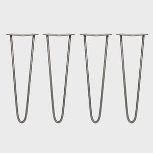 Könnte beinhalten: Vier Metall-Haarnadelbeine mit grauem Finish. Jedes Bein hat eine flache, V-förmige Montageplatte und eine gebogene, U-förmige Basis. Diese Beine sind für den Möbelbau und DIY-Projekte konzipiert.