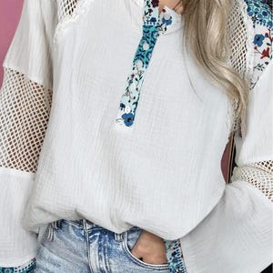 Boho-Bluse mit floralem Patchwork-Mesh, romantischem weißen Spitzenärmel, Bauernbluse