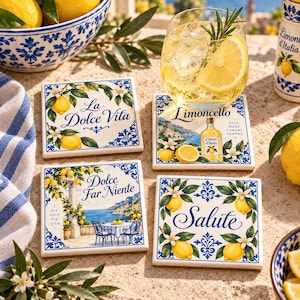 Könnte beinhalten: Vier quadratische Keramikuntersetzer mit italienisch inspirierten Designs, Zitronenillustrationen und Texten wie La Dolce Vita, Limoncello, Dolce Far Niente und Salute, angeordnet auf einer strukturierten Oberfläche.