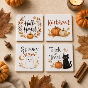 Könnte beinhalten: Ein Set aus vier quadratischen weißen Untersetzern mit Herbst- und Halloween-Motiven. Die Designs zeigen einen Kürbiskranz mit dem Text Hallo Herbst, Kürbisse mit Kürbiszeit, ein Gespenst mit Spooky Season und eine schwarze Katze mit dem Text Trick or Treat.