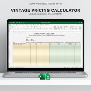 Puede incluir: Una taza de cerámica blanca con asa negra y el texto "But First, Coffee" en negrita negra. La taza se encuentra sobre un fondo borroso, sugiriendo un ambiente acogedor.
