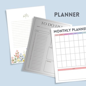 Puede incluir: Una colección de planificadores de papel, que incluye un bloc de notas con líneas y detalles florales, una lista de tareas de color plateado y un planificador mensual con un diseño de cuadrícula. La palabra "PLANNER" está impresa en letras grises grandes.