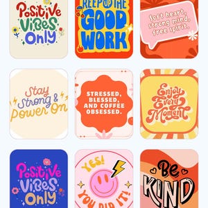 Puede incluir: Nueve pegatinas cuadradas coloridas con frases motivadoras. Las pegatinas presentan frases como "Positive Vibes Only", "Keep Up The Good Work" y "Be Kind". Cada pegatina tiene un diseño único con colores brillantes y fuentes divertidas.